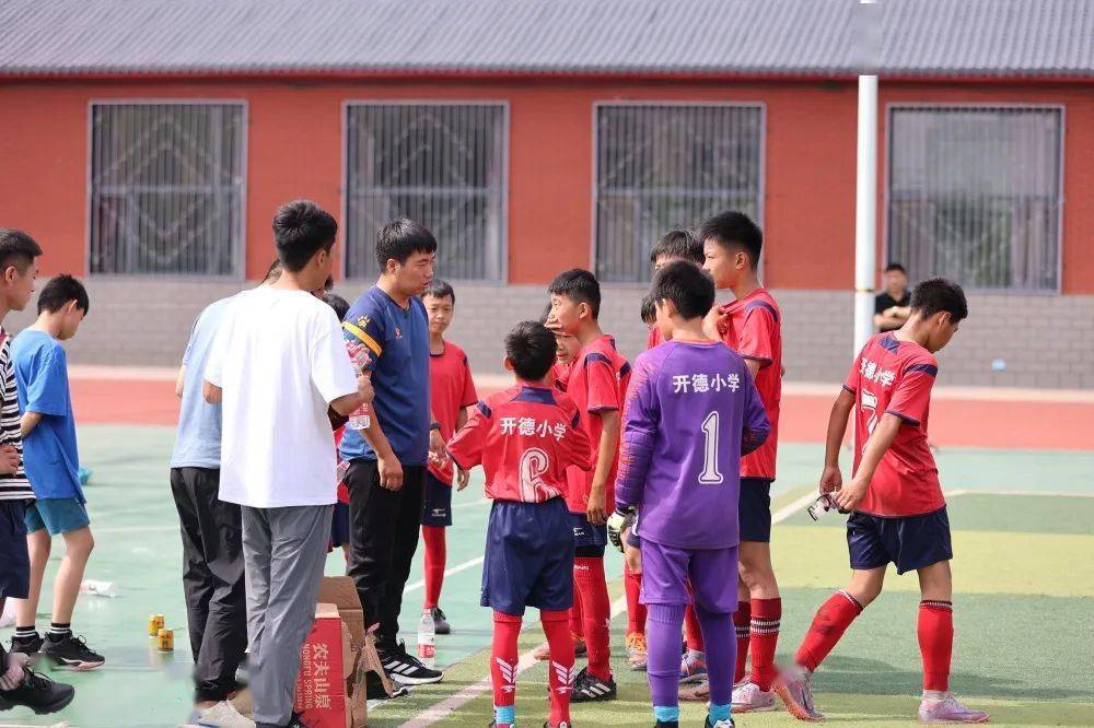 包含汉堡队员团结一心，战胜对手助队晋级的词条